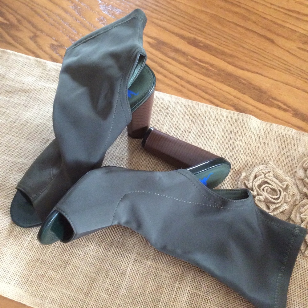 Connie-3-S Women’s Mid-Calf Booties, Sz 9
